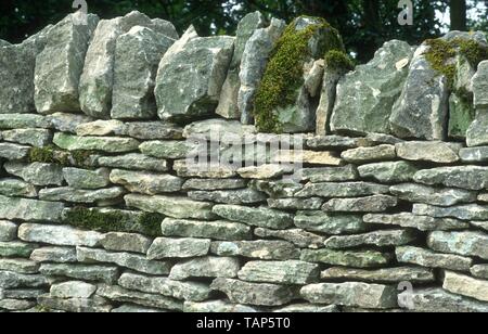 Cotswold stone wal UK 1994 Stock Photo