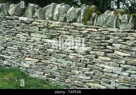 Cotswold stone wal UK 1994 Stock Photo