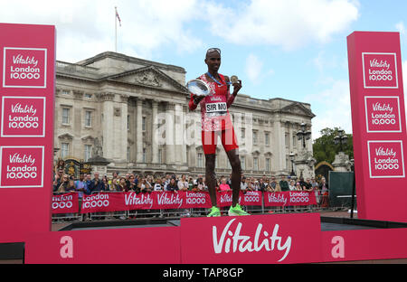 Sir Mo Farah celebrates winning the Men's Elite race during the Vitality London 10,000. Stock Photo