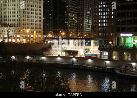 Apple Michigan Avenue lights up Chicago riverfront - Apple