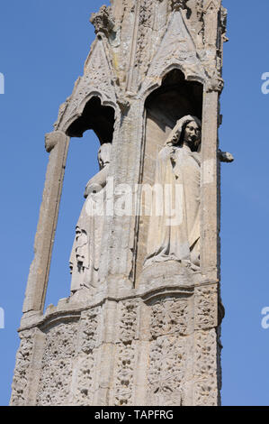 Eleanor Cross, Geddington. Northamptonshire, stands at the centre of the village, was one of twelve erected by King Edward I and is one of only three  Stock Photo