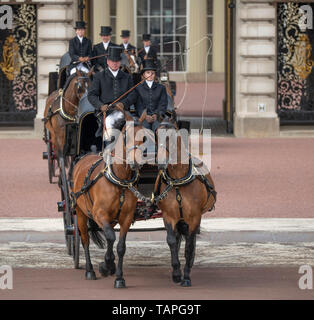London, UK. 25th May 2019. Royal Carriages leave Buckingham Palace during The Major Generals Review rehearsal for Trooping the Colour 2019. Stock Photo