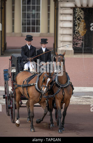 London, UK. 25th May 2019. Royal Carriages leave Buckingham Palace during The Major Generals Review rehearsal for Trooping the Colour 2019. Stock Photo
