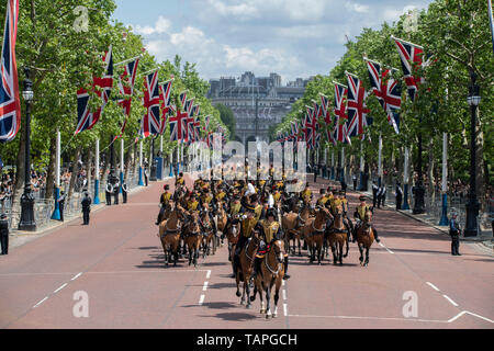 London, UK. 25th May 2019. Soldiers of The King’s Troop Royal Horse Artillery ride along The Mall returning from The Major Generals Review. Stock Photo
