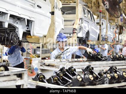 Beijing, China's Hebei Province. 28th Sep, 2017. Workers are seen at the factory of Chang'an Automobile in Dingzhou, north China's Hebei Province, Sept. 28, 2017. Recent financial reports released by many markets indicate that the increase in R&D investment has boosted enterprises' performances. Credit: Zhu Xudong/Xinhua/Alamy Live News Stock Photo