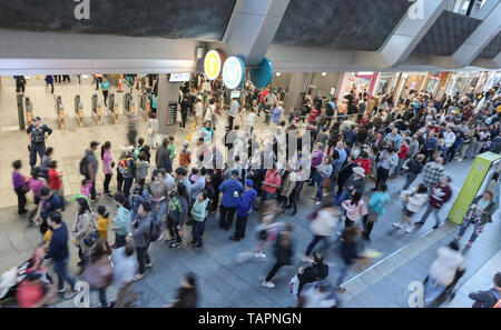 Sydney, Australia. 26th May, 2019. Passengers enter Chatswood Station of the newly-opened Sydney Metro Northwest, in Sydney, Australia, May 26, 2019. Sydney's new driverless northwest Metro opened on Sunday. Credit: Bai Xuefei/Xinhua/Alamy Live News Stock Photo