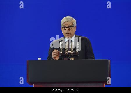 (190526) -- GUIYANG, May 26, 2019 (Xinhua) -- Paul M. Romer, winner of the Nobel Prize in Economics and professor of economics at New York University, delivers a keynote speech during the opening ceremony of China International Big Data Industry Expo 2019 in Guiyang, southwest China's Guizhou Province, May 26, 2019. The expo on big data opened Sunday in Guizhou Province, focusing on the latest innovation of the technology and its applications. The four-day expo will be attended by 448 enterprises from 59 countries and regions, according to the organizing committee. (Xinhua/Ou Dongqu) Stock Photo