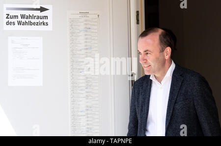 Wildenberg, Germany. 26th May, 2019. Manfred Weber (CSU), the leading EPP candidate in the 2019 European elections, leaves the polling station after voting for the European elections. From 23 May to 26 May, the citizens of 28 EU states will elect a new parliament. Credit: Sven Hoppe/dpa/Alamy Live News Stock Photo