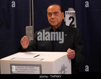 Milan, Italy. 26th May, 2019. Silvio Berlusconi, former Italian prime minister and leader of Forza Italia party, prepares to cast his ballot at a polling station in Milan, Italy, May 26, 2019. The European Parliament (EP) elections started in Italy on Sunday. Credit: Alberto Lingria/Xinhua/Alamy Live News Stock Photo