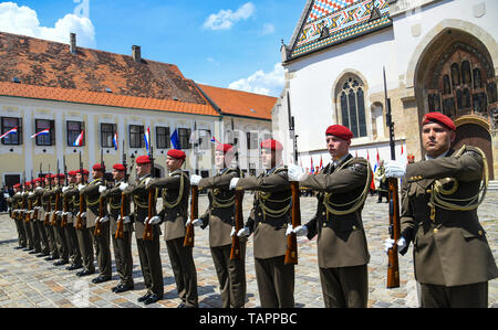 (190526) -- ZAGREB, May 26, 2019 (Xinhua) -- Croatian soldiers from the Honor Guard Battalion perform the Ceremony of the Changing of the Guards at St. Mark's Square to mark the 28th anniversary of the Croatian Army in Zagreb, Croatia, on May 26, 2019. (Xinhua/Josip Regovic) Stock Photo