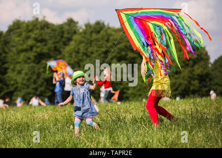 Moscow, Russia. 26th May, 2019. People fly kites during the Motley Sky festival in Moscow, Russia, on May 26, 2019. The Motley Sky festival was held in Moscow from May 25 to 26. Credit: Maxim Chernavsky/Xinhua/Alamy Live News Stock Photo