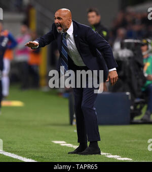 (190527) -- MILAN, May 27, 2019 (Xinhua) -- FC Inter's head coach Luciano Spalletti gestures during a Serie A soccer match between FC Inter and Empoli in Milan, Italy, May 26, 2019. FC Inter won 2-1. (Xinhua/Alberto Lingria) Stock Photo