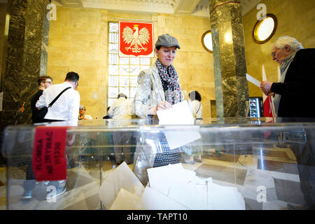 (190527) -- BEIJING, May 27, 2019 (Xinhua) -- People vote at a polling station in the Palace of Culture and Science in central Warsaw, Poland, on May 26, 2019. Citizens of the 28 European Union (EU) member countries, among whom over 400 million voters are eligible, are expected to vote over the course of four days, starting from Thursday, to elect 751 members of EP (MEPs) for a five-year term. (Xinhua/Jaap Arriens) Stock Photo