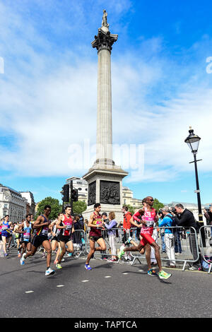 London, UK. 27th May, 2019. Sir Mo Farah leading the race at the Vitality London 10,000  Credit:Vo Hoa /Alamy Live News Stock Photo