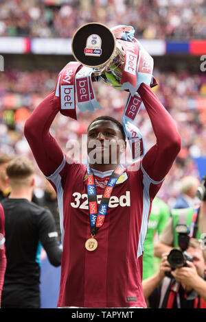 London, UK. 27th May, 2019. Kortney Hause (30) of Aston Villa with the trophy during the Sky Bet Championship match between Aston Villa and Derby County at Wembley Stadium, London on Monday 27th May 2019. (Credit: Jon Hobley | MI News) Credit: MI News & Sport /Alamy Live News Stock Photo