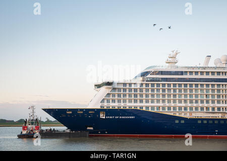 Moormerland, Germany. 27th May, 2019. The cruise ship 'Spirit of Discovery' sails over the Ems in the early morning. The ship for the British shipping company Saga Cruises started the evening before at the Meyer shipyard in Papenburg for the transfer into the North Sea. Credit: Moritz Frankenberg/dpa/Alamy Live News Stock Photo