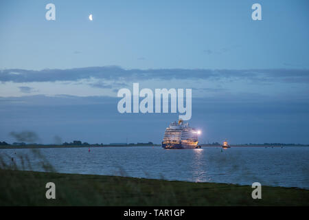 Moormerland, Germany. 27th May, 2019. The cruise ship 'Spirit of Discovery' sails over the Ems in the early morning. The ship for the British shipping company Saga Cruises started the evening before at the Meyer shipyard in Papenburg for the transfer into the North Sea. Credit: Moritz Frankenberg/dpa/Alamy Live News Stock Photo