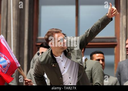 Munich, Deutschland. 26th May, 2019. firo: 26.05.2019, football, 1.Bundesliga, season 2018/2019, FC Bayern Munich championship celebration, Manuel Neuer, goalkeeper, FC Bayern Munich, FCB, Munich, Munich, half figure, gesture, joke, humor, | usage worldwide Credit: dpa/Alamy Live News Stock Photo