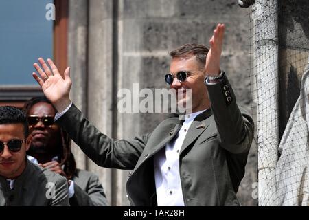 Munich, Deutschland. 26th May, 2019. firo: 26.05.2019, football, 1.Bundesliga, season 2018/2019, FC Bayern Munich championship celebration, Manuel Neuer, goalkeeper, FC Bayern Munich, FCB, Munich, Munich, half figure, gesture, joke, humor, | usage worldwide Credit: dpa/Alamy Live News Stock Photo