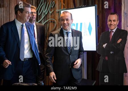 Munich, Germany. 27th May, 2019. Manfred Weber (M), top candidate for the European elections, will attend a press conference on the European elections with Markus Söder (CSU), Prime Minister of Bavaria. Citizens of 28 EU countries have elected a new parliament. Credit: Sina Schuldt/dpa/Alamy Live News Stock Photo