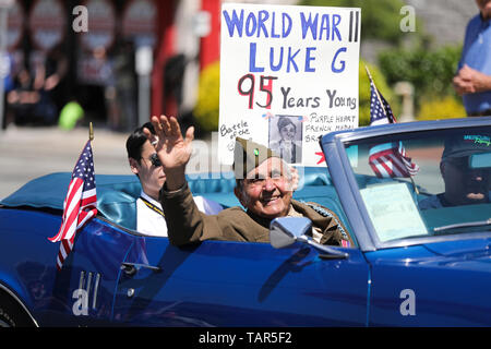 New York, USA. 27th May, 2019. Luke Gasparre, a 95-year-old World War II veteran, takes part in the Memorial Day Parade in Queens of New York, the United States, May 27, 2019. The Memorial Day is a United States federal holiday observed on the last Monday of May. Credit: Wang Ying/Xinhua/Alamy Live News Stock Photo