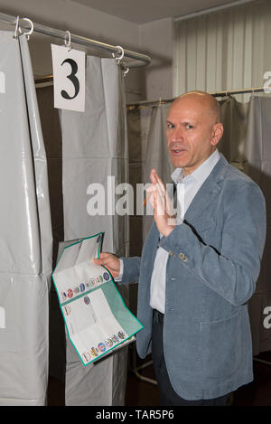 Turin, Piedmont, Italy. 26th May, 2019. Turin, Italy-May 26, 2019: Giorgio Bertola Candidated of Movomento 5 Stelle during the European Elections, Piedmont Regional and Municipal 2019 Credit: Stefano Guidi/ZUMA Wire/Ģ����ý Live News Stock Photo