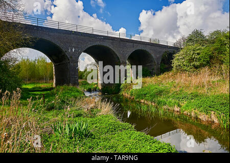 The River Itchen in Warwickshire with a brick arched viaduct from the former railway line link Stock Photo