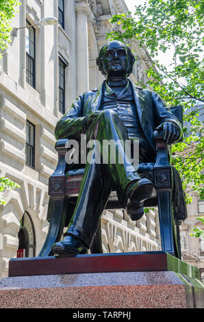 A statue depicting George Peabody sitting in a chair, cast in bronze atop a marble plinth in the Royal exchange, London, UK Stock Photo