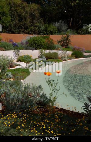 RHS Chelsea Flower Show 2019: the Dubai Majlis Garden designed by Thomas Hoblyn, included drought-tolerant plants, a water feature and adobe retaining walls. Stock Photo