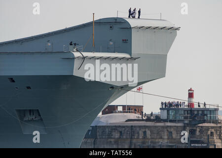 The Royal Navy aircraft carrier HMS Queen Elizabeth looms large over Spitbank Fort in The Solent on it's return to Portsmouth, UK on 25/5/19. Stock Photo