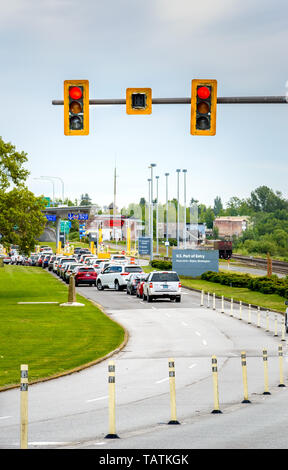 May 26, 2019 - Surrey, BC: Red traffic light above southbound lanes approaching USA border at Peace Arch Park. Stock Photo