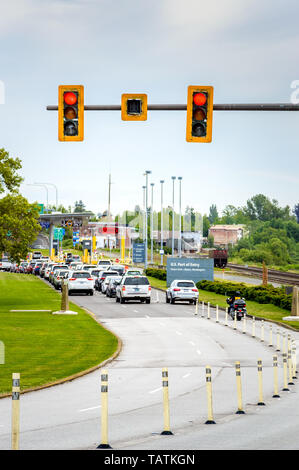 May 26, 2019 - Surrey, BC: Red traffic light above southbound lanes approaching USA border at Peace Arch Park. Stock Photo