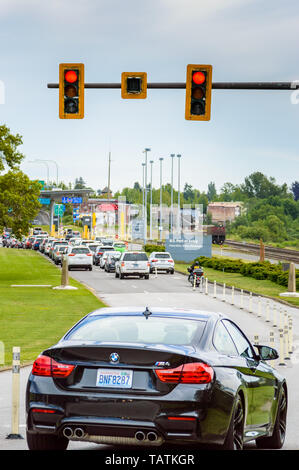 May 26, 2019 - Surrey, BC: Red traffic light above lanes and waiting car on the southbound approach to USA border at Peace Arch Park. Stock Photo