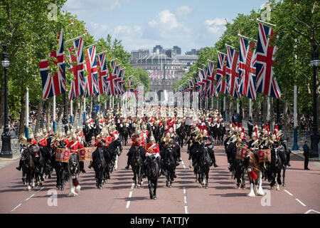 London, UK. 25th May 2019. Soldiers and Band of The Household Cavalry ride along The Mall returning from The Major Generals Review. Stock Photo