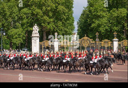 London, UK. 25th May 2019. Soldiers ride past The Band of The Household Cavalry at Canada Gate, Green Park, before The Major Generals Review. Stock Photo
