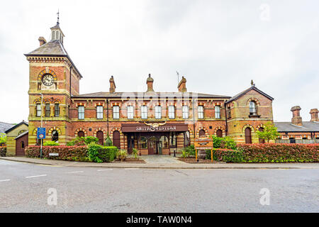 Smith & Western Hotel on Linden Park Road Royal Tunbridge Wells Kent England UK in original LBSCR Tunbridge Wells West Railway Station Stock Photo