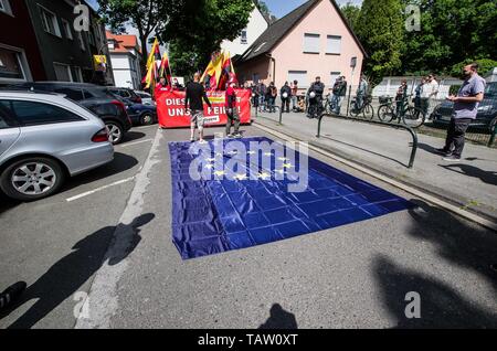 Dortmund, Nordrhein Westfalen, Germany. 25th May, 2019. Neonazis in Dortmund, Germany unfurl the European Union flag and trample over it during their march. Prior to the European Elections, the neonazi party Die Rechte (The Right) organized a rally in the German city of Dortmund to promote their candidate, the incarcerated Holocaust denier Ursula Haverbeck. The demonstration and march were organized by prominent local political figure and neonazi activist Michael Brueck (Michael BrÃ¼ck) who enlisted the help of not only German neonazis, but also assistance from Russian, Bulgarian, Hungarian, Stock Photo
