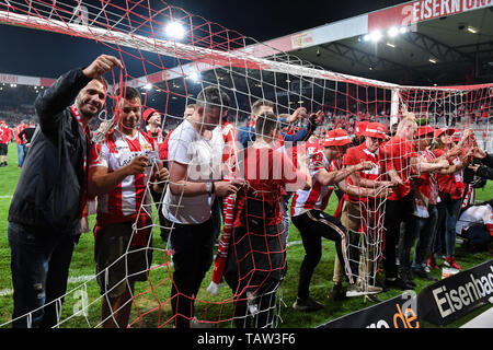 Berlin, Deutschland. 27th May, 2019. Union Berlin disassembles the goal net, 27.05.2019, Berlin, Football, relegation to the Bundesliga, Union Berlin - VfB Stuttgart, DFB/DFL REGULATIONS PROHIBIT ANY USE OF PHOTOGRAPH AS IMAGE SEQUENCES AND/OR QUASI VIDEO. | usage worldwide Credit: dpa/Alamy Live News Stock Photo