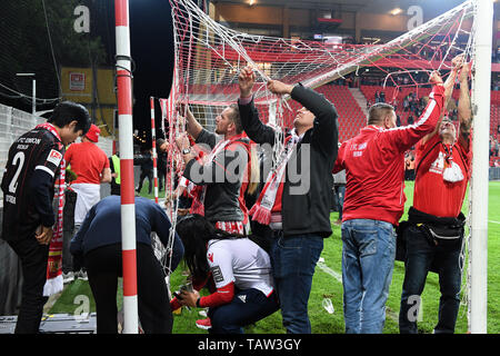 Berlin, Deutschland. 27th May, 2019. Union Berlin disassembles the goal net, 27.05.2019, Berlin, Football, relegation to the Bundesliga, Union Berlin - VfB Stuttgart, DFB/DFL REGULATIONS PROHIBIT ANY USE OF PHOTOGRAPH AS IMAGE SEQUENCES AND/OR QUASI VIDEO. | usage worldwide Credit: dpa/Alamy Live News Stock Photo