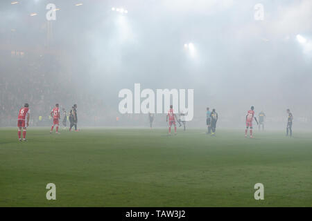 Berlin, Deutschland. 27th May, 2019. Game interruption because of too much fog due to the pyrotechnics, 27.05.2019, Berlin, football, Relegation to the Bundesliga, Union Berlin - VfB Stuttgart, DFB/DFL REGULATIONS PROHIBIT ANY USE OF PHOTOGRAPH AS IMAGE SEQUENCES AND/OR QUASI VIDEO. | usage worldwide Credit: dpa/Alamy Live News Stock Photo