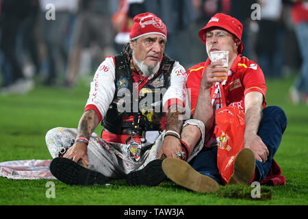 Berlin, Deutschland. 27th May, 2019. two Union Berlin fans sit on the pitch, 27.05.2019, Berlin, Football, Relegation to the Bundesliga, Union Berlin - VfB Stuttgart, DFB/DFL REGULATIONS PROHIBIT ANY USE OF PHOTOGRAPHS AS IMAGE SEQUENCES AND/OR QUASI VIDEO. | usage worldwide Credit: dpa/Alamy Live News Stock Photo