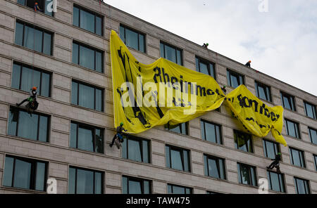 Berlin, Germany. 28th May, 2019. Activists of the environmental organization greenpeace rope down on the facade of a hotel and hang up a poster with the words 'Rheinmetall bombs kill in Yemen'. The Rheinmetall armaments group's annual general meeting is held at the hotel. Credit: Paul Zinken/dpa/Alamy Live News Stock Photo