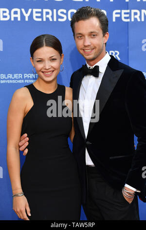 Munich, Deutschland. 24th May, 2019. Lena Meckel (actress) with Michael Groeger. Red Carpet, Red Carpet, Bavarian Television Award 2019 on 24.05.2019. | usage worldwide Credit: dpa/Alamy Live News Stock Photo