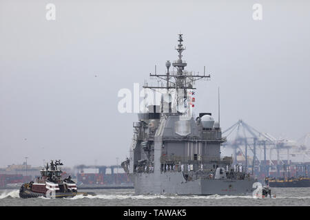 New York, New York, USA. 28th May, 2019. Ticonderoga-class guided missile cruiser USS Hue City (CG 66) is seen after leaving the Brooklyn Cruise Terminal on Tuesday, 28, he attended Fleet Week in New York City. Credit: William Volcov/ZUMA Wire/Alamy Live News Stock Photo