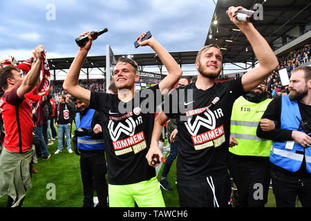 Ingolstadt, Deutschland. 28th May, 2019. Players celebrate the ascent to the 2.Liga- jubilation, joy, enthusiasm . Action. Soccer 2. Bundesliga/FC Ingolstadt-SV Wehen Wiesbaden 2-3 Relegation, League 2, Season 2018/19 on 28/05/2019. AUDI SPORTPARK., DFL REGULATION PROHIBIT ANY USE OF PHOTOGRAPH AS IMAGE SEQUENCES AND/OR QUASI VIDEO. | usage worldwide Credit: dpa/Alamy Live News Stock Photo