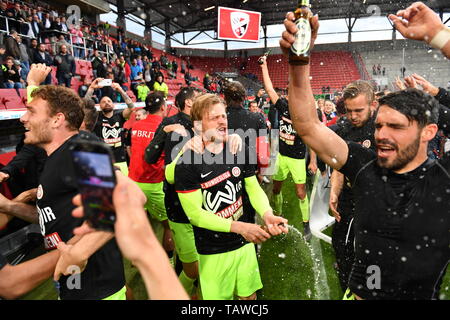 Ingolstadt, Deutschland. 28th May, 2019. Players celebrate promotion to the 2nd league. jubilation, joy, enthusiasm . Action. Soccer 2. Bundesliga/FC Ingolstadt-SV Wehen Wiesbaden 2-3 Relegation, League 2, Season 2018/19 on 28/05/2019. AUDI SPORTPARK., DFL REGULATION PROHIBIT ANY USE OF PHOTOGRAPH AS IMAGE SEQUENCES AND/OR QUASI VIDEO. | usage worldwide Credit: dpa/Alamy Live News Stock Photo