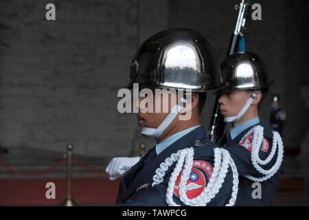 Changing of the guard at the National Chiang Kai-shek Memorial Hall ...