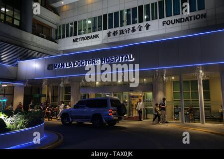 MANILA, PHILIPPINES - NOVEMBER 24, 2017: People visit Manila Doctor's Hospital, Philippines. There are 1,800 hospitals with total of 98,000 patient be Stock Photo