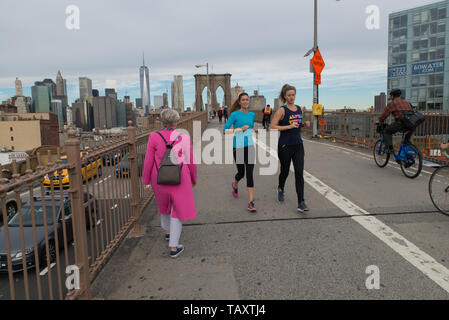 Ruttler Auf Brooklyn Brucke New York City Usa Joggers On Brooklyn Bridge New York City Usa Joggeur Sur Le Pont De Brooklyn New York Usa Stock Photo Alamy