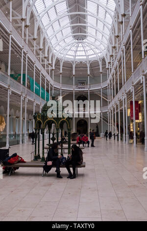 dh National museum of Scotland CHAMBER STREET EDINBURGH Scottish museums main hall people relaxing seats exhibit Stock Photo